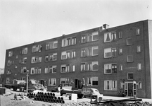 836674 Gezicht op een blok met flatwoningen in de wijk Charloois te Rotterdam, waarvan de N.S. 29 appartementen heeft ...